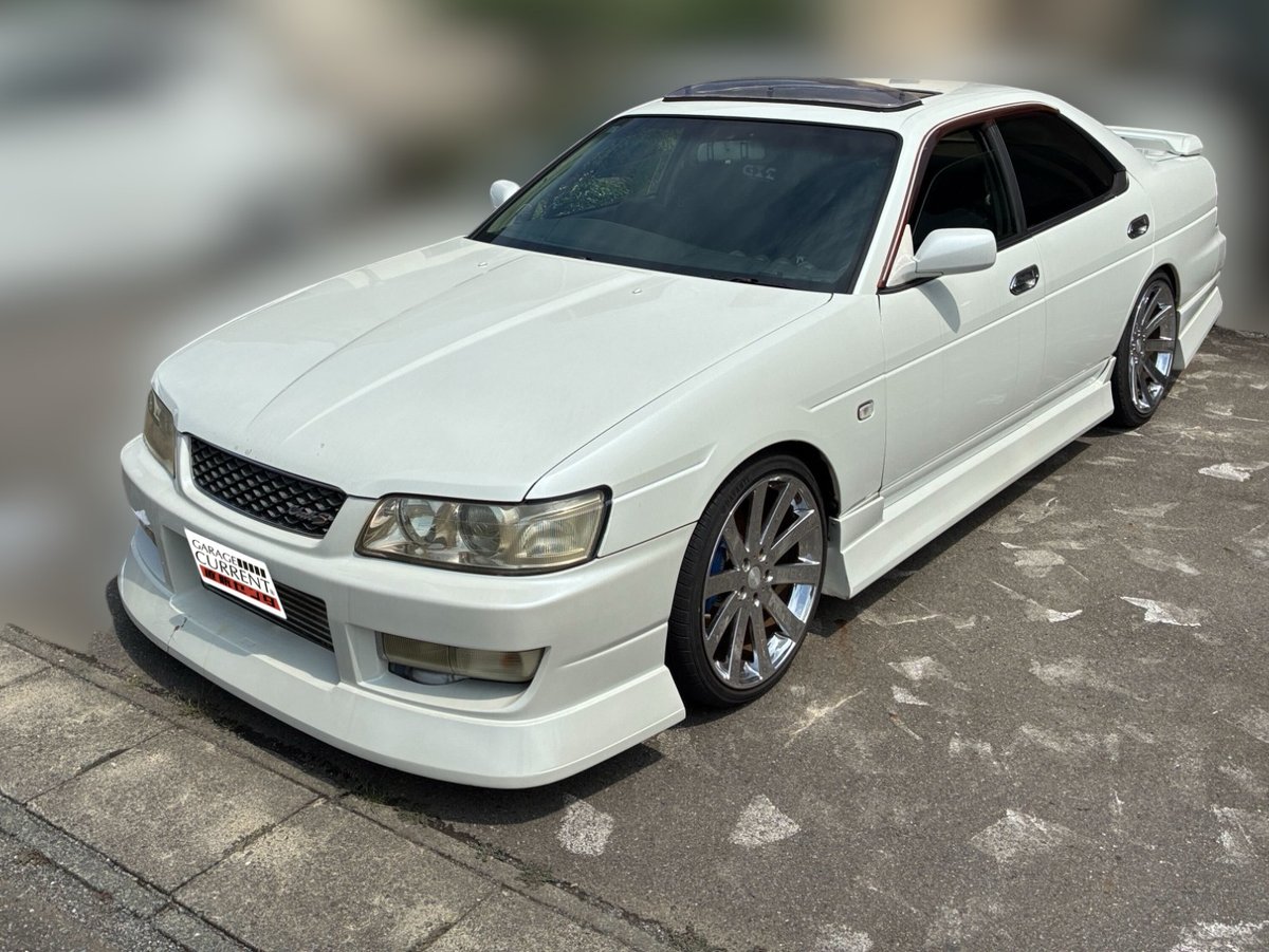 GC__direct's tweet photo. 🚗入庫速報🚗
トヨタJZX三兄弟のライバルといえば、やっぱりローレルでしょ！
ということで今回ご紹介するのは、C35ローレル・カスタム多数の1台！
日産ドリ車セダンならではの“ちょっと悪い感じ”、たまりませんよね。
 ややこしい先輩が乗ってそうな��そんな香りがプンプンします。

主なカスタム内容は
・後期NEO6ターボエンジン換装（RB25DET）
・R33用5速MT載せ替え＆公認取得済み
・クスコ リアアッパーアーム（公認済）
・前置I/C
・車高調
・オイルクーラー
・砲弾マフラー、
・GReddy Profec（ブーストコントローラー）
・追加4連メーター
・社外フルエアロ
・19インチアルミ
・後期テール
そしてみんな大好きサンルーフ付き！

この個体、前期ボディに後期NEO6エンジン＆5速MTをしっかり公認取得済み。
外装も抜かりなく仕上がっていて、見た目も中身も“即走り仕様”です。

ブーストコントローラーも装備済みで、「ここぞ！」の加速も思いのまま。
チルトサンルーフでゆったり流すのも、フルアーム＆タービンでガチドリ仕様に育てるのも、あなた次第の1台です。

ちなみにRB25DETの「ゲロゲロ系サウンド」、これがまたクセになるんですよね。
1JZとはまた違う、日産サウンドの魔力。ハマる人にはたまりません。
ローレルって、探しても意外と良い個体が出てこない。
 この仕様・この雰囲気・この仕上がりで、今この価格。
欲しい方は、本当にお早めにDMください📩

詳細はこちら↓
https://t.co/28llB66tAj
#車売ります