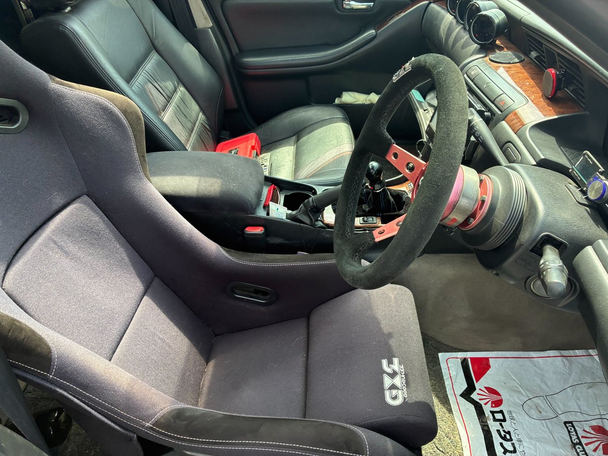 GC__direct's tweet photo. 🚗入庫速報🚗
トヨタJZX三兄弟のライバルといえば、やっぱりローレルでしょ！
ということで今回ご紹介するのは、C35ローレル・カスタム多数の1台！
日産ドリ車セダンならではの“ちょっと悪い感じ”、たまりませんよね。
 ややこしい先輩が乗ってそうな��そんな香りがプンプンします。

主なカスタム内容は
・後期NEO6ターボエンジン換装（RB25DET）
・R33用5速MT載せ替え＆公認取得済み
・クスコ リアアッパーアーム（公認済）
・前置I/C
・車高調
・オイルクーラー
・砲弾マフラー、
・GReddy Profec（ブーストコントローラー）
・追加4連メーター
・社外フルエアロ
・19インチアルミ
・後期テール
そしてみんな大好きサンルーフ付き！

この個体、前期ボディに後期NEO6エンジン＆5速MTをしっかり公認取得済み。
外装も抜かりなく仕上がっていて、見た目も中身も“即走り仕様”です。

ブーストコントローラーも装備済みで、「ここぞ！」の加速も思いのまま。
チルトサンルーフでゆったり流すのも、フルアーム＆タービンでガチドリ仕様に育てるのも、あなた次第の1台です。

ちなみにRB25DETの「ゲロゲロ系サウンド」、これがまたクセになるんですよね。
1JZとはまた違う、日産サウンドの魔力。ハマる人にはたまりません。
ローレルって、探しても意外と良い個体が出てこない。
 この仕様・この雰囲気・この仕上がりで、今この価格。
欲しい方は、本当にお早めにDMください📩

詳細はこちら↓
https://t.co/28llB66tAj
#車売ります