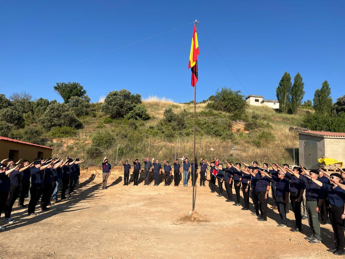 JFalange's tweet image. Este pasado fin de semana tuvo lugar el XXIII campamento JFE-SEU "Publio Quindós", donde disfrutamos de unas jornadas de formación, ejercicio y camaradería.
Muchas gracias a los camaradas italianos del Blocco por su compañía.
Patria o muerte.
