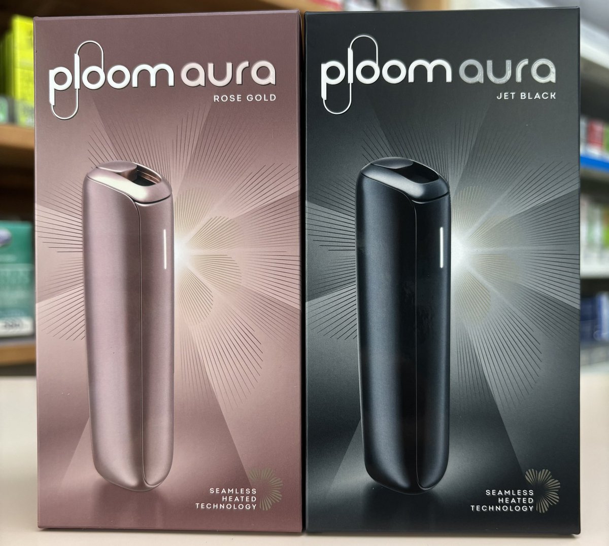 こんにちは♪
ploom aura プルーム・オーラ
ジェットブラック/ローズゴールド
入荷しました
是非一度お試しください