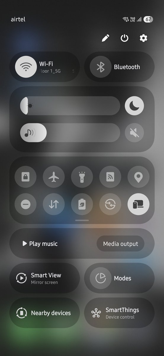 The1UX's tweet image. #OneUI7 vs #OneUI8
Left : One UI 7
Right : One UI 8
I don&apos;t see any changes here. Maybe transparency is reduced, and outlines are added, even though those outlines are not very visible.