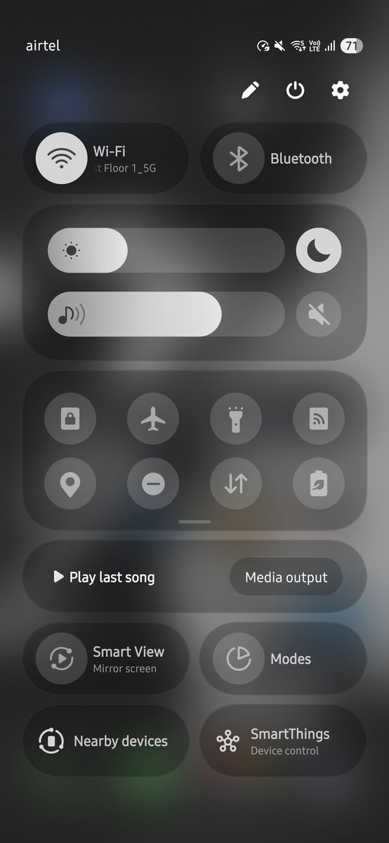 The1UX's tweet image. #OneUI7 vs #OneUI8
Left : One UI 7
Right : One UI 8
I don&apos;t see any changes here. Maybe transparency is reduced, and outlines are added, even though those outlines are not very visible.