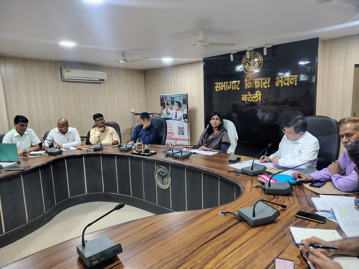 #जनसुनवाई पोर्टल, जनता दर्शन, ऑफलाइन व अन्य माध्यम से प्राप्त होने वाली शिकायतों के सम्बन्ध में बैठक करते हुए सम्बंधित अधिकारियों को शिकायतकर्ता से वार्ता करने, स्थलीय निरीक्षण करने व समय से शिकायत का निस्तारण करने के निर्देश दिए-