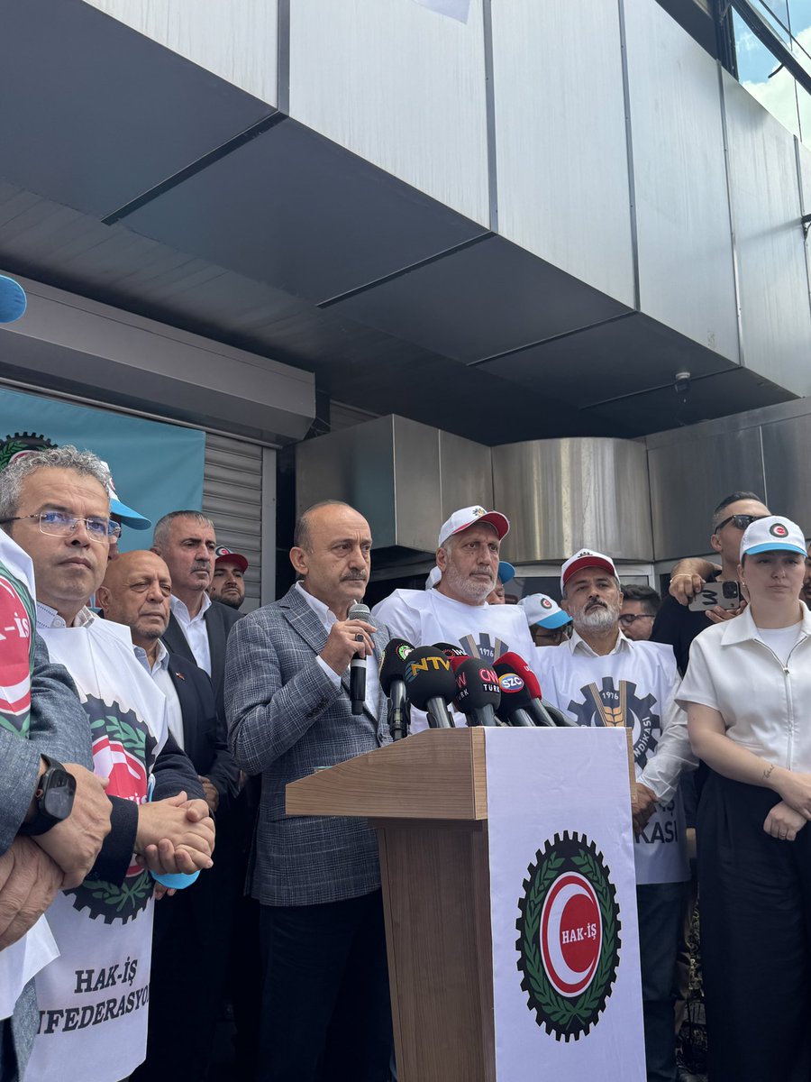 HAK-İŞ Genel Başkan Yardımcısı, Kamu Çerçeve Protokolü Koordinasyon Kurulu Başkanı ve Sendikamız Genel Başkanı Devlet Sert Konfederasyonumuz binası önünde basın açıklaması gerçekleştiriyor.