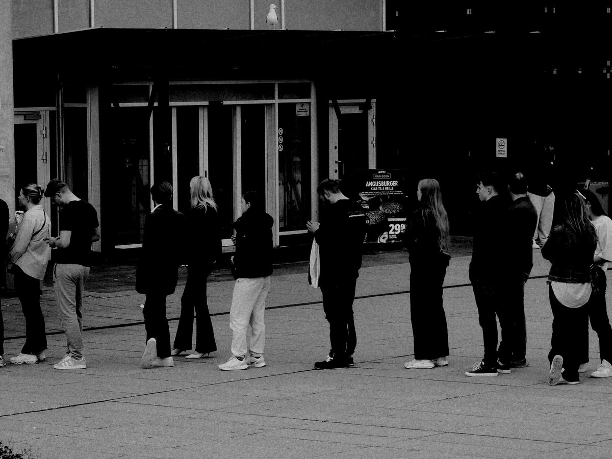 A queue for the fast food vendor outside the shopping mall
