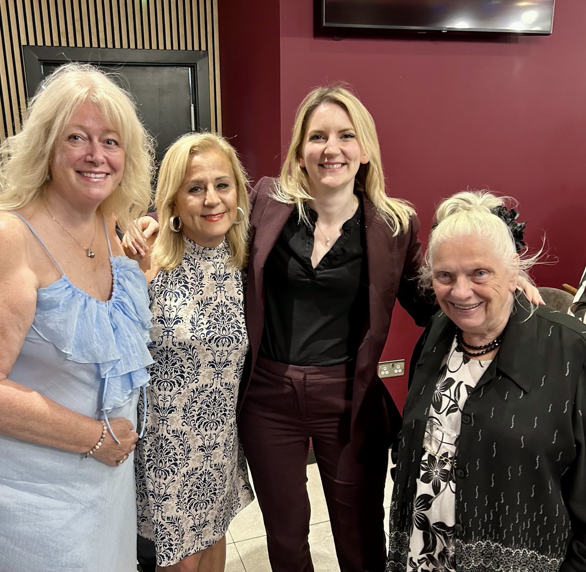 JuliaLopezMP's tweet image. A brilliant night at Ilford South Conservatives’ curry social - always a pleasure to catch up with old friends & meet new members.
We talked about this week's welfare chaos from Labour, the importance of backing business & the road to the next GE.
A highlight was honouring…