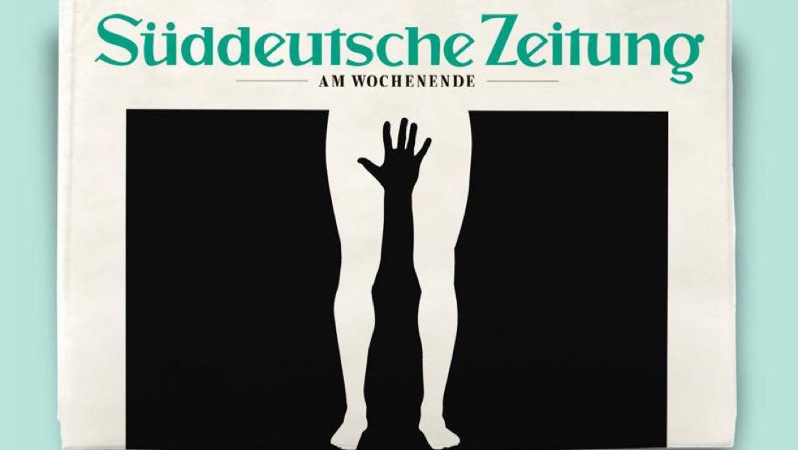Wer sich über das Plakat links wundert, sollte sich an das Cover rechts zurückerinnern: Hintergrund waren damals, 2016, die Geschehnisse in der Silvesternacht in Köln. Die »SZ« zeigte eine schwarze Männerhand, die zwischen zwei weiße Frauenbeine greift. Es folgte ein Shitstorm