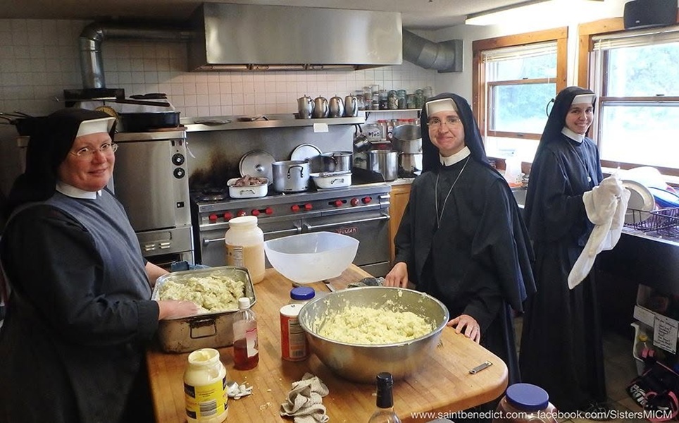 NunsHolding's tweet image. Religious Sisters of the Slaves of the Immaculate Heart of Mary (MICM) in Still River, Massachusetts making potato salad. Photo from the Sisters' Facebook page at facebook.com/SistersMICM/po….