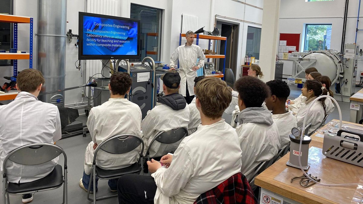 PlymUni's tweet image. University's engineering summer school provides pupils with skills and confidence ⚙️✏️
plymouth.ac.uk/news/engineeri…