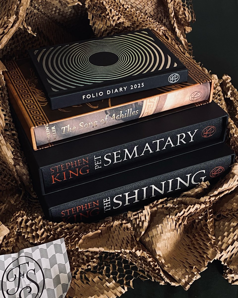 Nothing beats that Folio unboxing feeling 🤩 @bungquer picked up The Song of Achilles, Pet Sematary, The Shining and our 2025 Diary. What titles are you eyeing to add to your shelf next? 👀📚 foliosociety.com
📸: bungquer