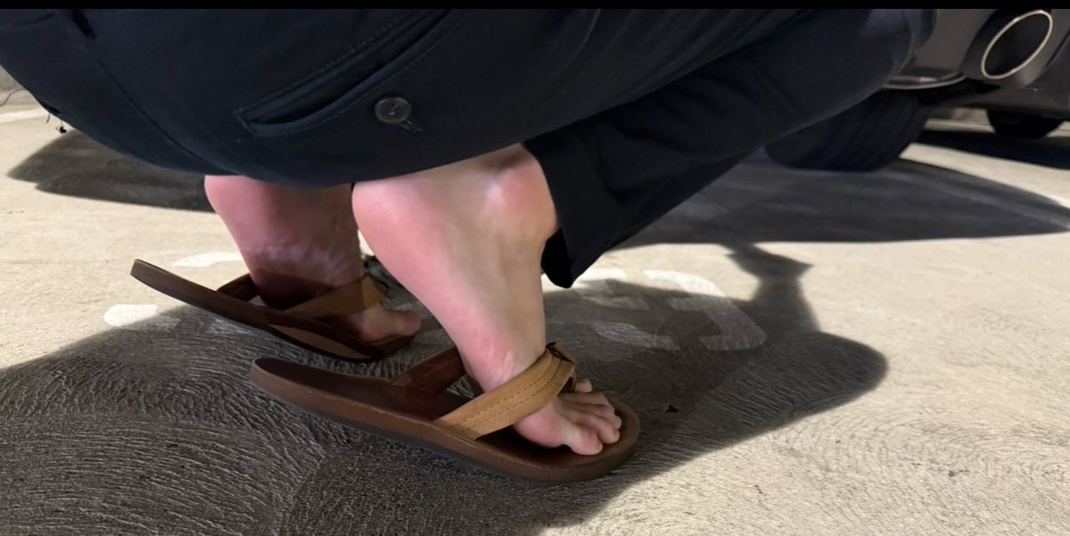 I’m really enjoying the look of me in #rainbowsandals and slacks. Anyone agree? 😏

#gayfeet #collegefeet #twinkfeet #gaytoes #manfeet