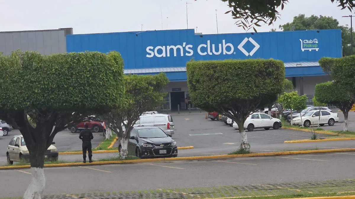 😲 Sam's Club México no presentó denuncia tras el asalto del pasado 29 de junio, en el que dos hombres robaron decenas de celulares 📱 ante la mirada de empleados y clientes en su sucursal de #Cuernavaca; así lo dio a conocer Miguel Ángel Urrutia Lozano, titular del Secretariado
