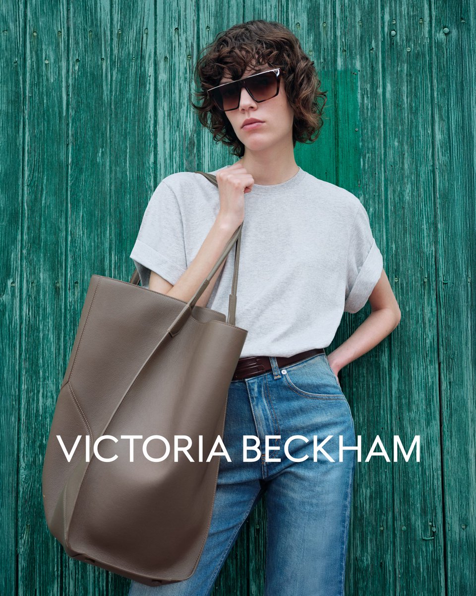 victoriabeckham's tweet image. Lightweight shirting and classic denim bring an effortless edge to summer styling, paired here with the XL Victoria Tote in khaki grained leather.
Shop the #VBHighSummer edit >> victoriabeckham.visitlink.me/NGNElB