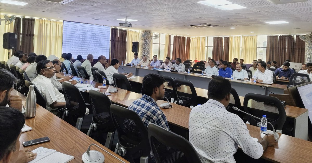 GiridihDc's tweet image. कल्याण विभाग अंतर्गत संचालित विभिन्न विकासात्मक योजनाओं यथा साइकिल वितरण, प्री मैट्रिक, पोस्ट मैट्रिक, छात्रवृति, रोजगार सृजन योजना, छात्रावास जीर्णोद्धार, पशुधन योजना, पीएम जनमन योजना समेत अन्य योजनाओं की समीक्षा कर उक्त सभी योजनाओं में प्रगति सुनिश्चित करने का निर्देश दिया।