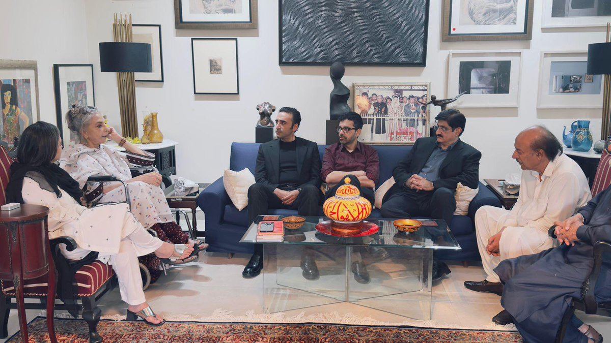 MediaCellPPP's tweet photo. پاکستان پیپلزپارٹی کے چیئرمین بلاول بھٹو زرداری کی سندھ کے سابق گورنر کمال اظفر کے انتقال پر ان کی بیوہ ناہید کمال اظفر سے تعزیت و بلندی درجات کے لئے دعا
@BBhuttoZardari https://t.co/0OmSpGjRrN