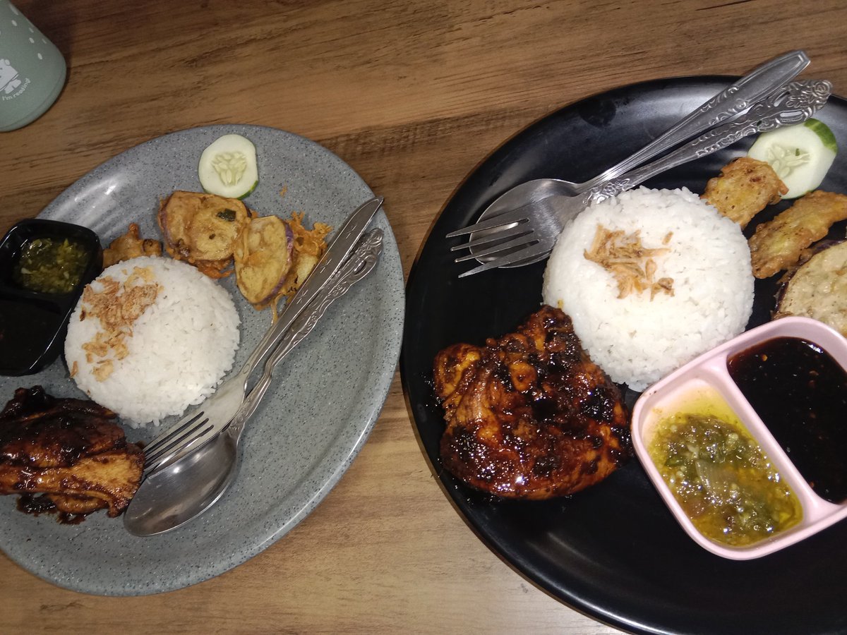 azkrai's tweet photo. @FOOD_FESS ayam bakar (tpi kayanya dipanggang ga dibakar) https://t.co/CHBNf0LRZl