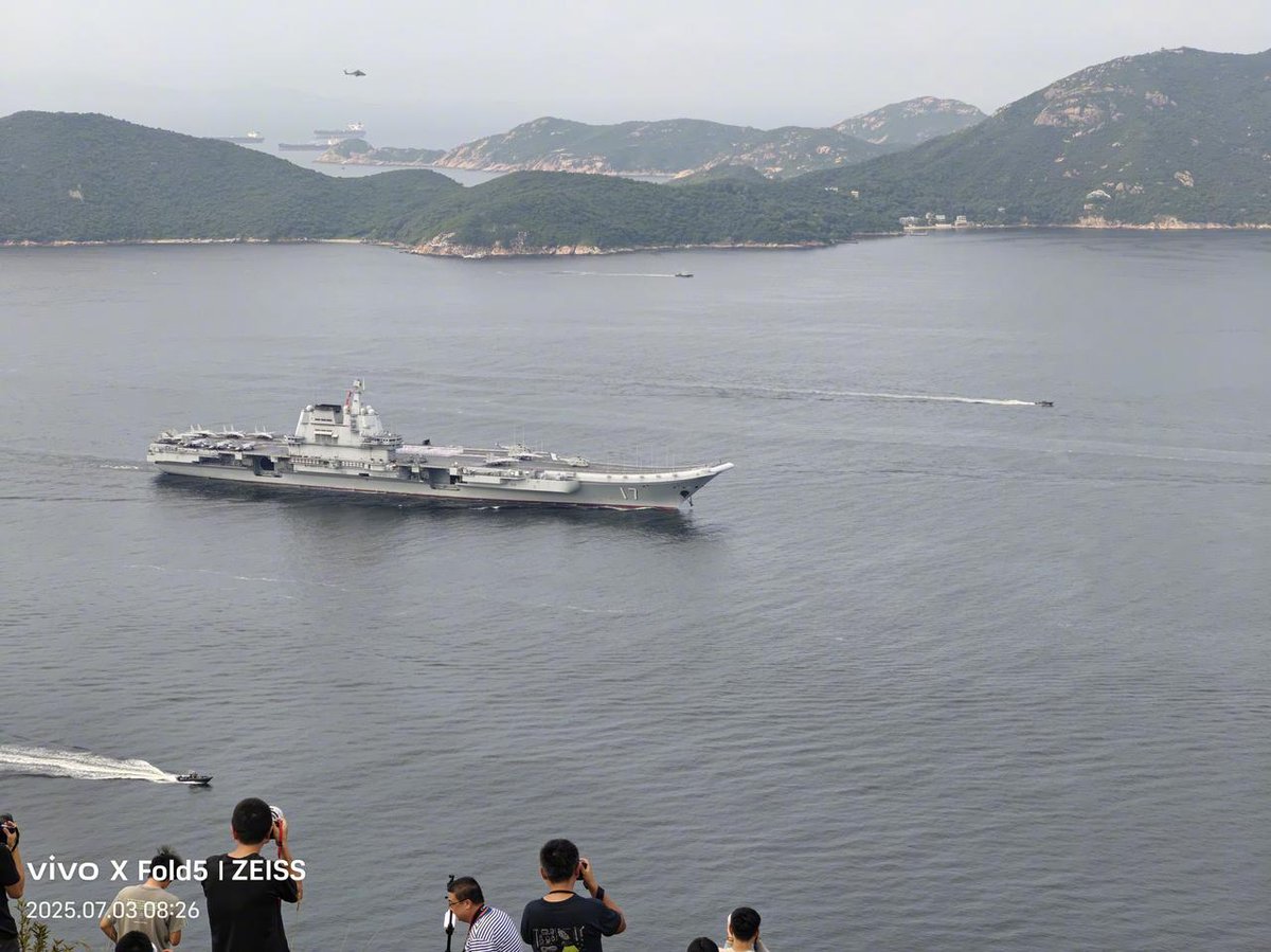 HWency1222's tweet photo. 山东舰已抵达香港！🚢🚀🛫👏👏 https://t.co/Sz0VqLg32V