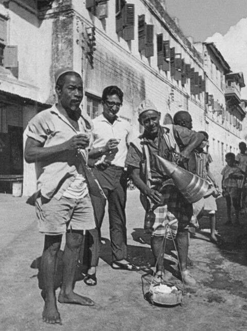 A man selling 'Kahawa Tungu’ in Mombasa, 1950s🇰🇪 

#BeautifulMombasa