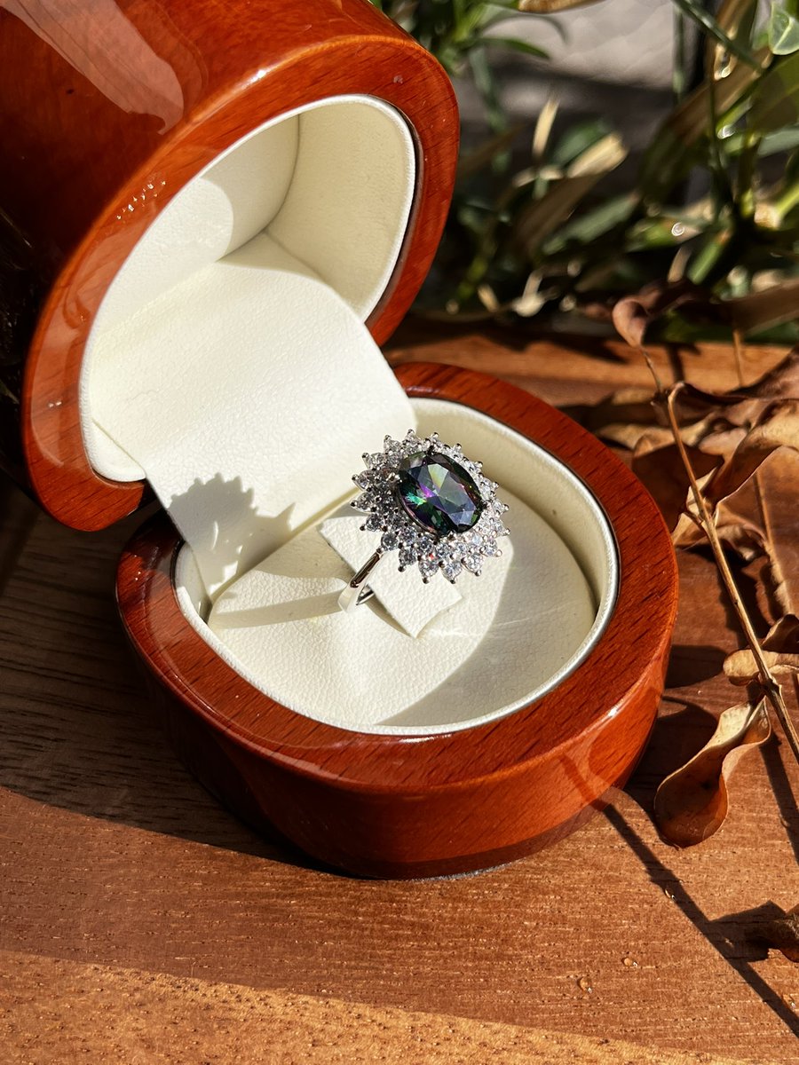 antonioaburtoc's tweet photo. Lady Di … 💍
Delicado , fino , único 🧡
Disponible 😎👌🏽

#anilloLadyDi 
#Joyasfinas 
#FelizJueves https://t.co/CFc9ExjNKU
