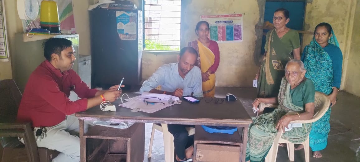 આજ રોજ લીંભોઇ પી.એચ.સી ના વિવિધ સબસેન્ટર ના ગામ ખાતે આયુષ્માન વય વંદના કાર્ડ કામગીરી નો કેમ્પ કરવામાં આવ્યો જેમા સ્ટાફ દ્વારા કામગીરી કરવા માં આવી અને વધારે ને વધારે લાભાર્થી ના કાર્ડ નીકળે તેમુજબ ની કામગીરી કરવામાં આવી.
#pmjaycarddrive