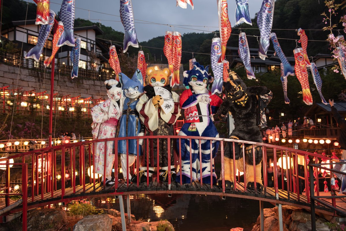 #FursuitFriday #octa🌊🐙
"멋진 잉어 깃발이 휘날리는 다리에서 멋진 친구들과 함께!~😁"
"On a bridge where magnificent koi flags flutter, together with amazing friends!~ 😁"