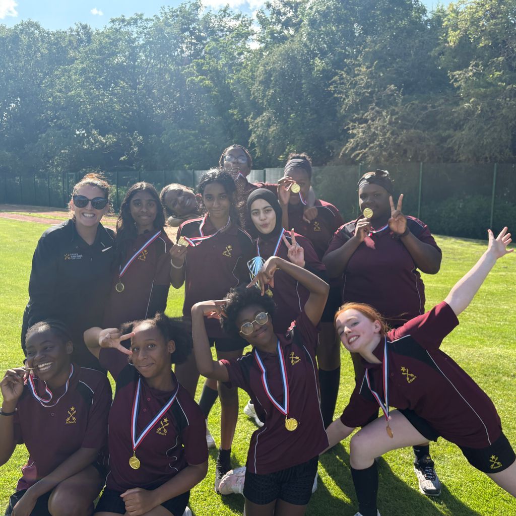 StPetersUK's tweet image. ๐ Victory Alert! ๐
Congrats to our Year 8 Rounders team, the Manchester Schools Year 8 Plate Winners! ๐ฅ The girls displayed amazing determination and teamwork, overcoming tough competition to win the final with a 9 โ 6ยฝ victory over Didsbury. ๐๐
#TeamSPHS #RoundersChampions