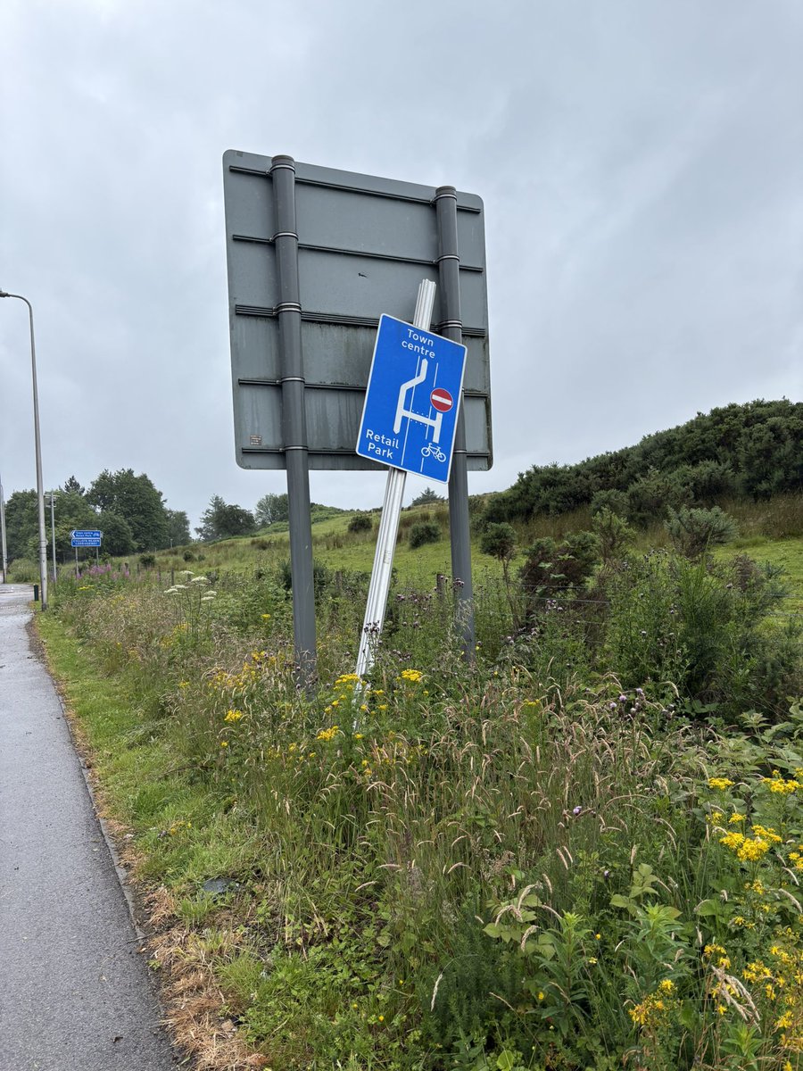 AliGow79's tweet photo. @NWTrunkRoads Thanks for fixing that. Can I just ask do you deal with this? located on A82 North Road opposite North Road Retail park. Thanks https://t.co/MfOBiC0fa2