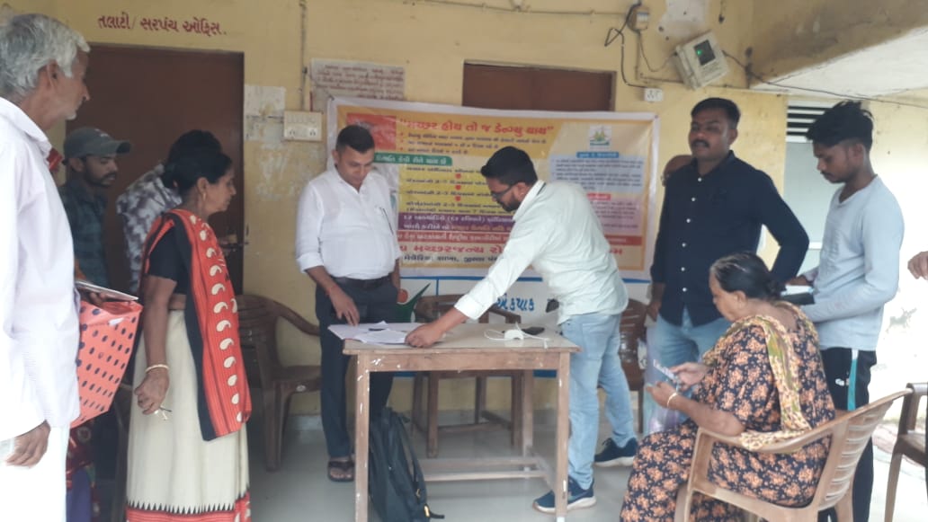 આજ રોજ લીંભોઇ પી.એચ.સી ના બાયલ ઢાંખરોલ સબસેન્ટર ના ગામ ખાતે આયુષ્માન વય વંદના કાર્ડ કામગીરી નો કેમ્પ કરવામાં આવ્યો જેમા માનનીય મુખ્ય જિલ્લા આરોગ્ય અધિકારી શ્રી દ્વારા મુલાકાત કરવામાં આવી અને માર્ગદર્શન આપવામાં આવ્યું