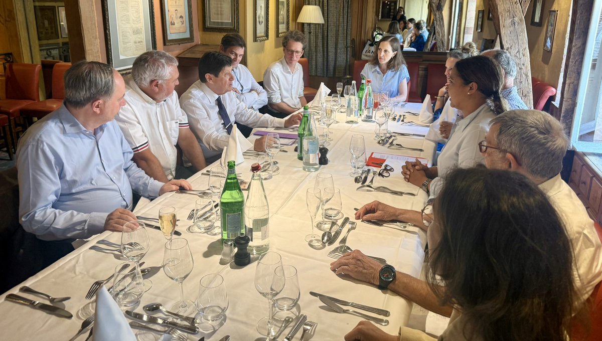 Déjeuner débat avec l'<a href="/IPS_France/">Institut de la Protection Sociale</a>, laboratoire d’idées sur la #ProtectionSociale. L’occasion d’échanger sur les grands enjeux de financement de notre modèle social. J’y ai défendu ma vision en vue du prochain PLFSS. Merci pour ces échanges riches et engagés !