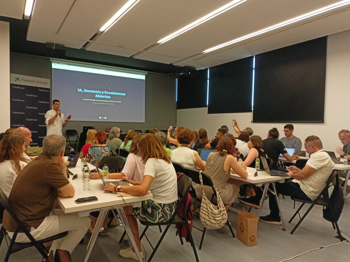 therfer's tweet image. En @AIhubCSIC nos presenta @jorgemcalvo su charla sobre #IA, docencia y ecosistemas abiertos: 

&quot;En la fiebre del oro de la IA, @nvidia es la que suministra los picos y las palas&quot;

¿Podemos liberarnos de las grandes tecnológicas para el uso de la IA?

🤔🤖📚