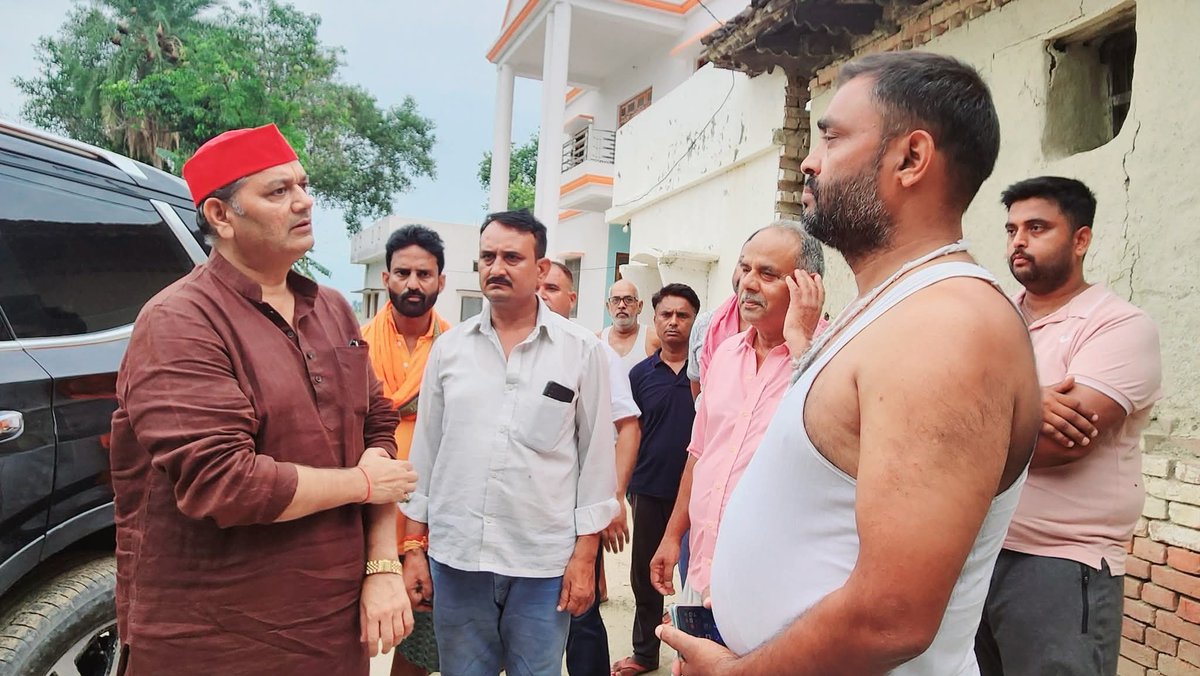 भरखरे,लंभुआ निवासी उमाशंकर सिंह (बेटा सिंह) की आकस्मिक निधन की सूचना अत्यंत दुःखद सूचना पर उनके निज निवास पहुंचकर परिजनों को ढाढ़स बंधाकर शोक संवेदना व्यक्त किया। साथ ही न्यायिक प्रक्रिया में भी हर संभव मदद के लिए आश्वस्त किया।              

ईश्वर से प्रार्थना है कि दिवंगत आत्मा