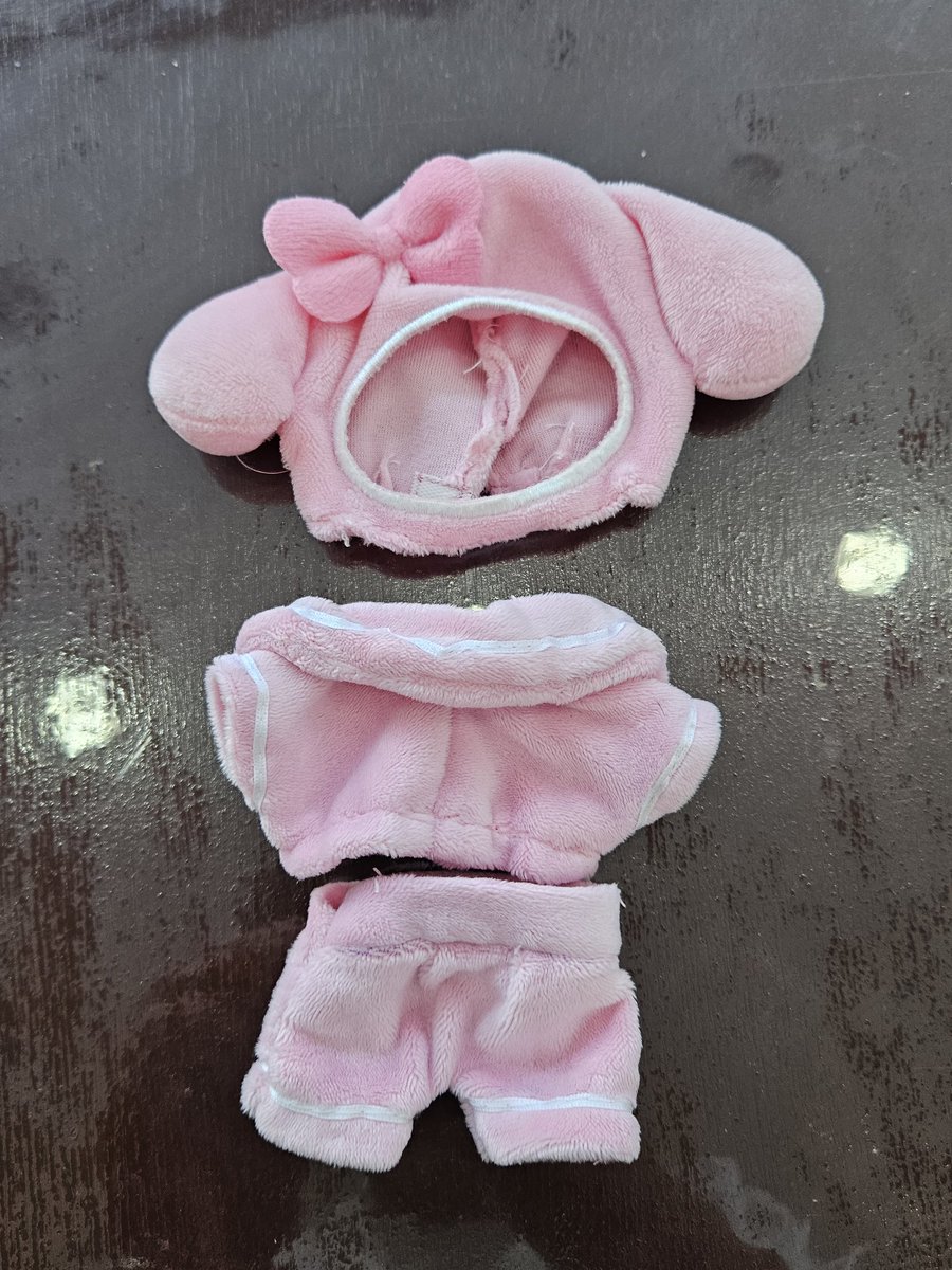 꾸준히 실력이 늘어가는 수강생분이 손바느질로 완성한 정장세트와 잠옷세트🙌

솜인형 또는 기타 사이즈 인형 의상 재봉 수업 수강문의: X(구 트위터) 쪽지✉️ 또는 인스타 d_reamworld00 으로 디엠📧 주세요🤗