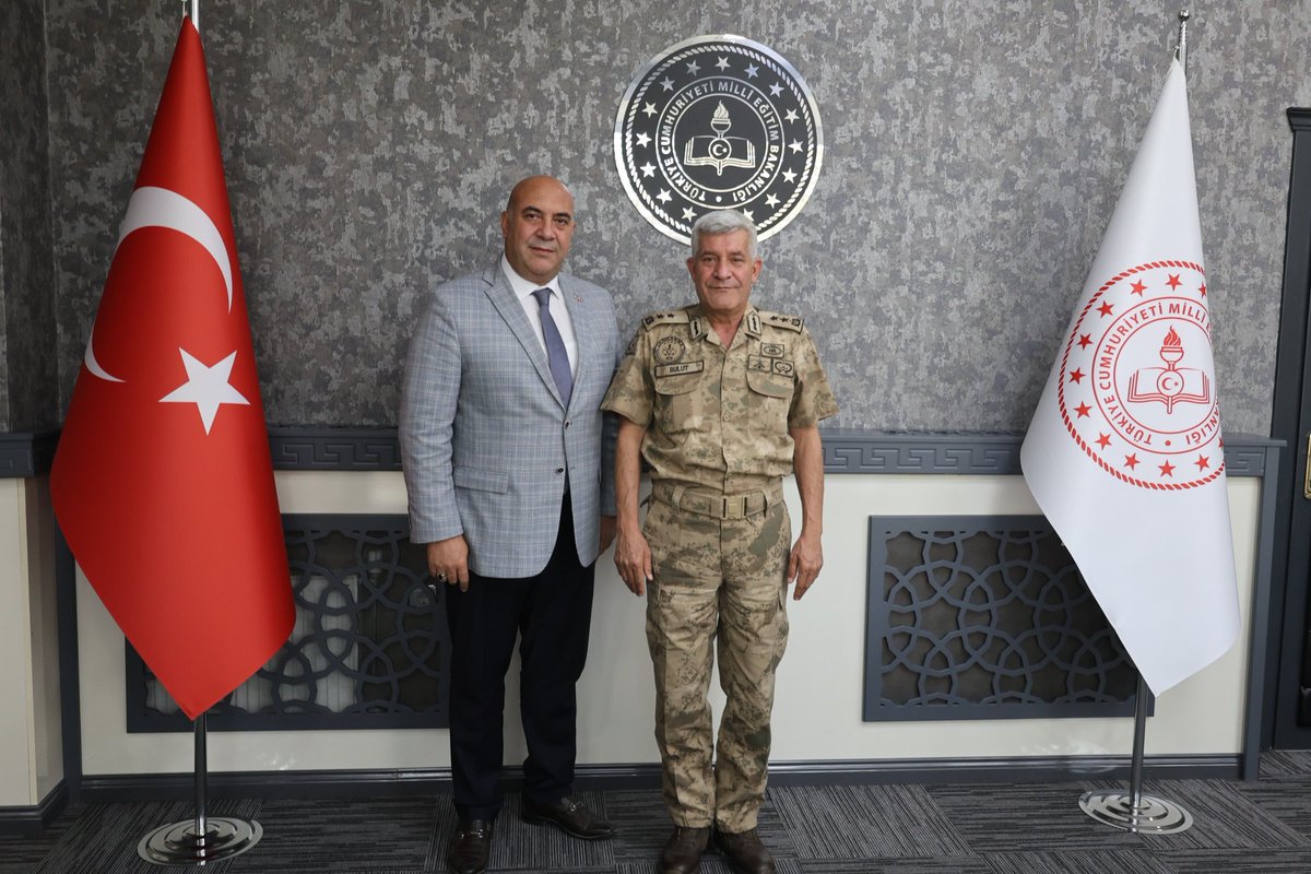 Van Jandarma Asayiş Kolordu Komutanı Tümgeneral Sn. Ünsal Bulut’tan İl Milli Eğitim Müdürümüz Sn. Aras’a Ziyaret

Van Jandarma Asayiş Kolordu Komutanı Tümgeneral Sn. Ünsal Bulut, İl Milli Eğitim Müdürümüz Mehmet Nurettin Aras’ı makamında ziyaret etti.

Gerçekleşen nezaket