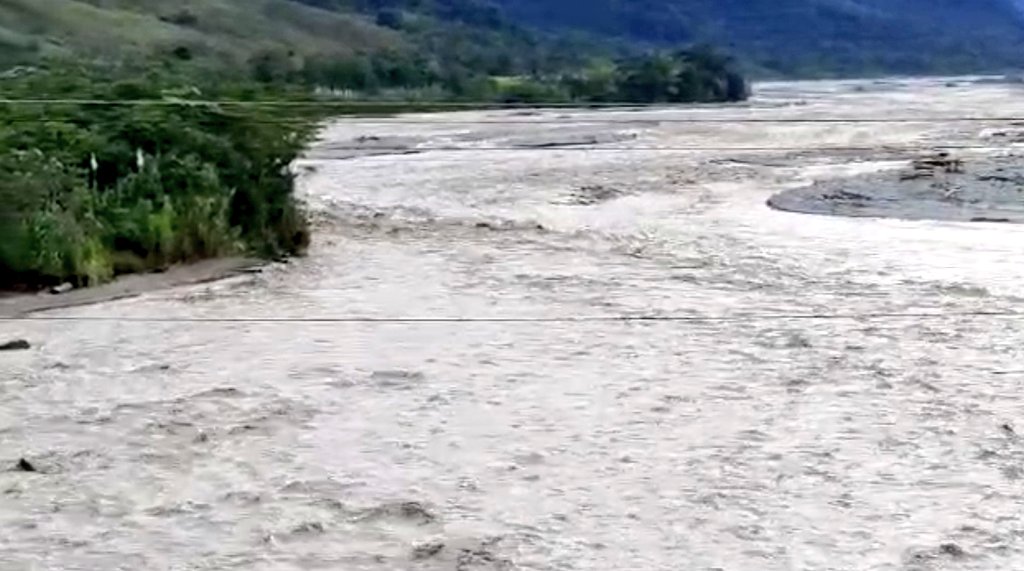 puntossnoticias's tweet photo. #FuentedeOro | Buscan a un hombre desaparecido en el río Ariari.
La fuerza de la corriente volcó una canoa con 3 personas a bordo. Dos lograron llegar a la orilla, pero un habitante del sector La Cooperativa sigue desaparecido desde ayer, miércoles.
Noticia en desarrollo… https://t.co/DHU7L6EITc