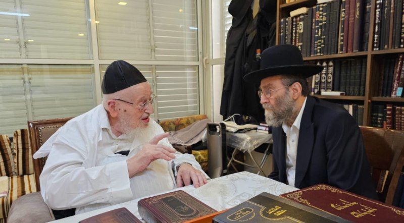 AkivaWeisz's tweet image. המנהיג הליטאי הרב מאיר צבי ברגמן ליו"ר דגל התורה משה גפני: "לא רק שאסור לנו להתפשר בנושא גיוס בני הישיבות. אסור לנו שגם הצד השני יזהו אצלינו חולשה מסוימת בענין הזה. צריך לעמוד חזקים ולא לפחד מאף אחד. ולזכור שיש בורא עולם ששומר עלינו".