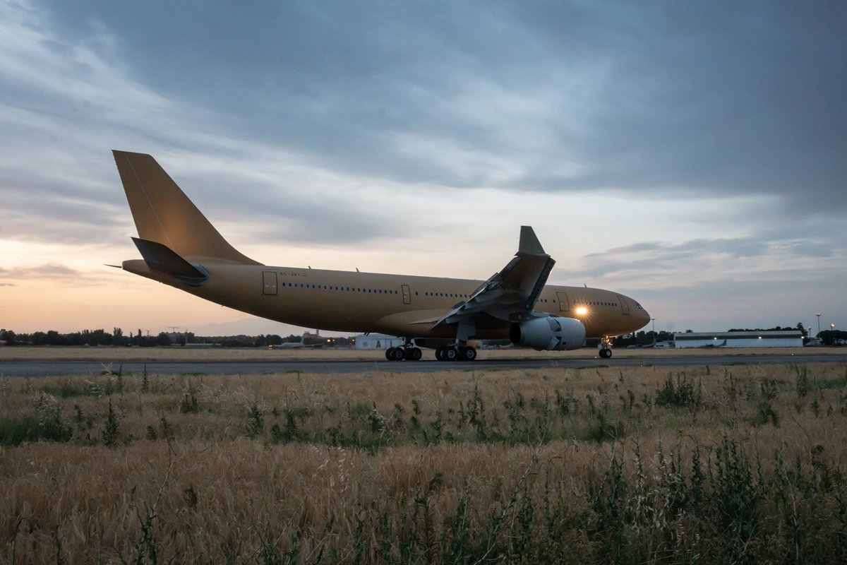NationalDefence's tweet image. Our sixth CC-330 Husky aircraft arrived in Getafe, Spain, to be converted into a Multi-Role Tanker Transport aircraft. As part of the Strategic Tanker Transport Capability project, nine Huskies (five used and four new) will be converted. canada.ca/en/department-…