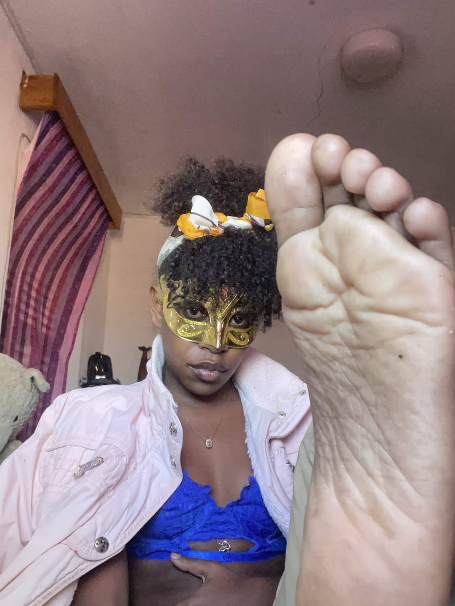 bouchon101's tweet photo. Si tu veux une photo de mes orteils, tu payes d’abord, microbite frustré. #somis #findom #moneyslave #paypig #pieds #black https://t.co/shNihH598M