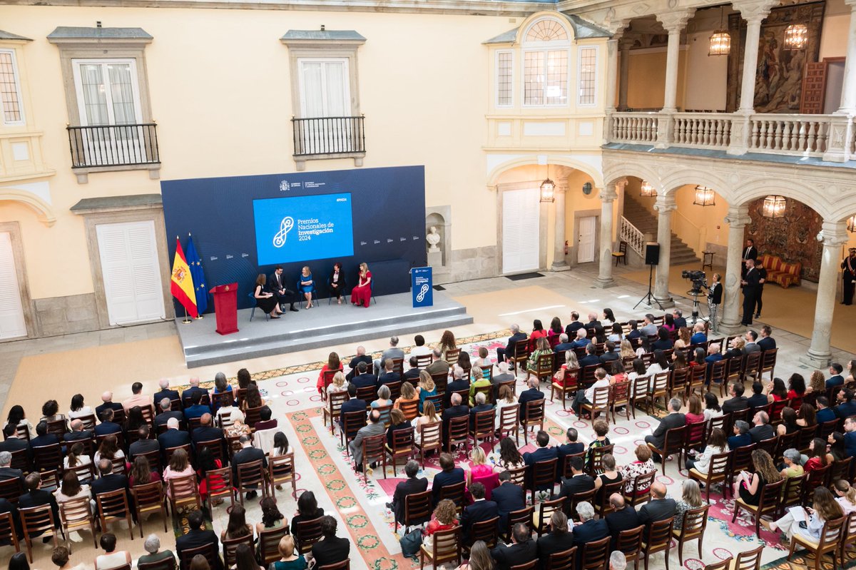 La ministra de @cienciagob ha entregado, junto a S.M. el Rey, los Premios Nacionales de Investigación 2024, la edición con más mujeres galardonadas de la historia.

🗣️ @dianamorantR: “Vuestro liderazgo y visibilidad son hoy más importantes que nunca”.

ciencia.gob.es/Noticias/2025/…