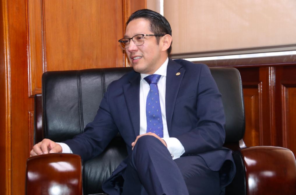 Douglas Cuevas (@dcuevas_gtv) on Twitter photo #Ahora
Fuentes del <a href="/MPguatemala/">MP de Guatemala</a> confirman la captura de Melvin Quijivix, expresidente del consejo directivo del <a href="/INDEGUATEMALA/">INDE Guatemala</a>. La orden de captura fue emitida por el juzgado quinto penal por lavado de dinero y fue identificado durante allanamientos en desarrollo en la zona 14. #Ahora
Fuentes del <a href="/MPguatemala/">MP de Guatemala</a> confirman la captura de Melvin Quijivix, expresidente del consejo directivo del <a href="/INDEGUATEMALA/">INDE Guatemala</a>. La orden de captura fue emitida por el juzgado quinto penal por lavado de dinero y fue identificado durante allanamientos en desarrollo en la zona 14.