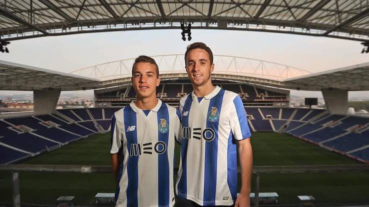 Cruzeiro's tweet image. O Cruzeiro lamenta profundamente o falecimento dos atletas portugueses Diogo Jota e André Silva. 

Desejamos força aos familiares, amigos e fãs neste momento difícil.