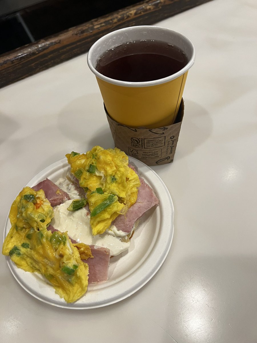 meuktad's tweet photo. ←シアトルのモーニング2500円
→二郎調布店900円
マジでドユコト？？ https://t.co/P7N9do9z8b