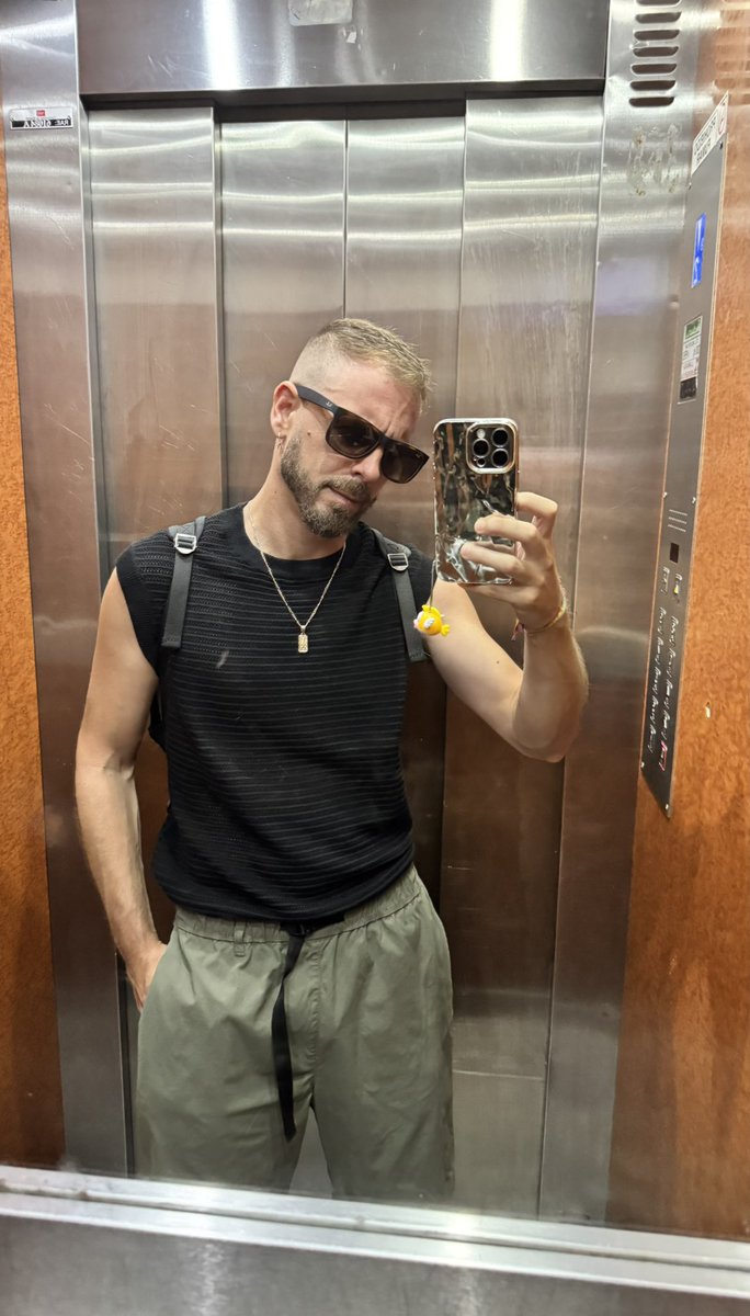 Me acaban de llamar la atención en la oficina por ir así vestido.

P.D: No trabajo cara al público y tengo 2 horas de trayecto en transporte diario.