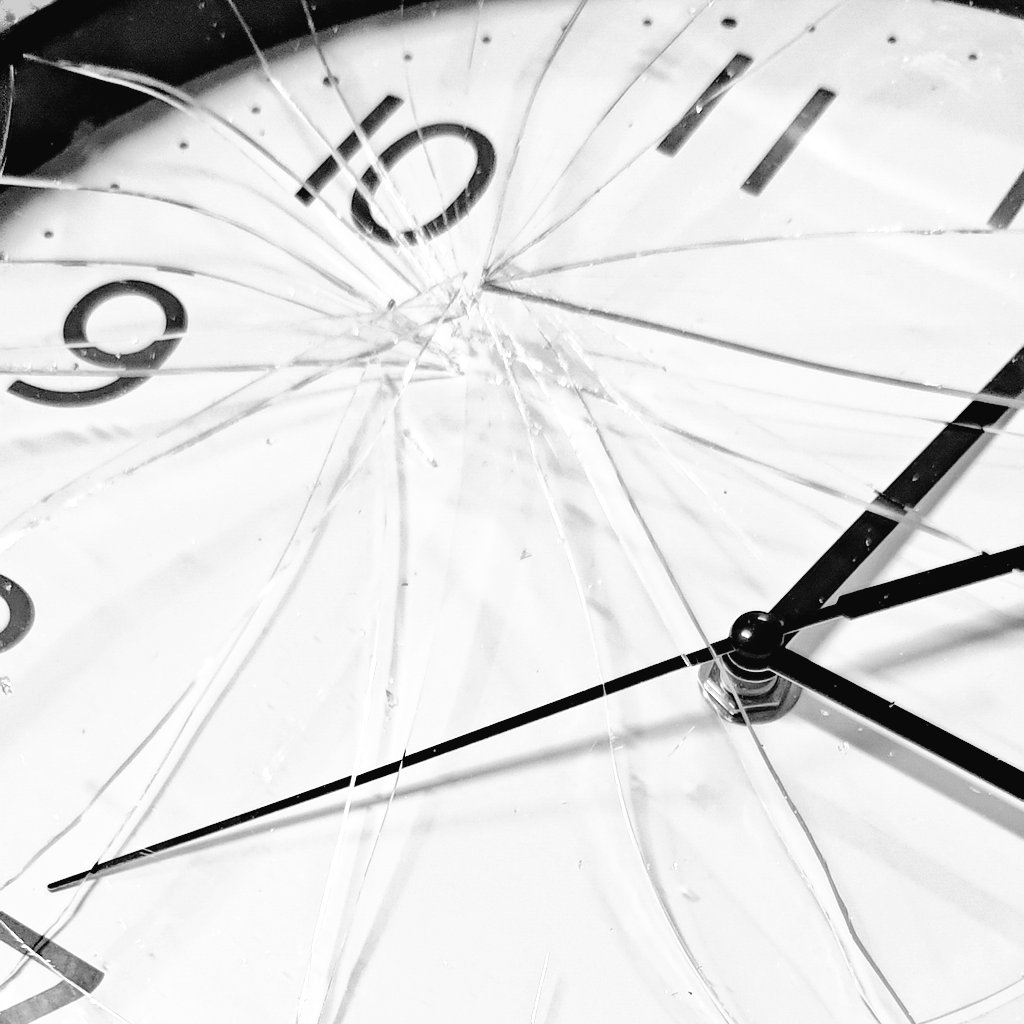 壊れた時計……割れたガラス……
ここで一体何が起きているのか……

 #栞ちゃんのしおり
 #UnderWayAKindI