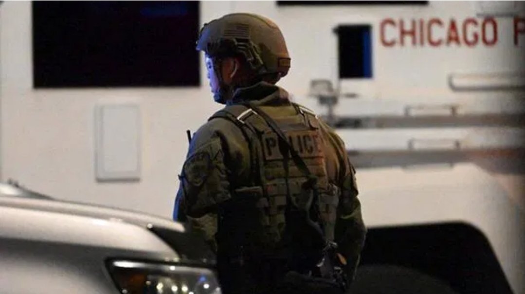 ABD'nin Illinois eyaletine bağlı Chicago kentinde, aracın içinden kalabalığa ateş açılması sonucu 4 kişi hayatını kaybetti, 14 kişi yaralandı.

Saldırganın kimliği henüz belirlenemedi ve olay yerinden kaçtığı bildirildi, polis saldırganı arıyor.

Olayın nedeni hakkında henüz net