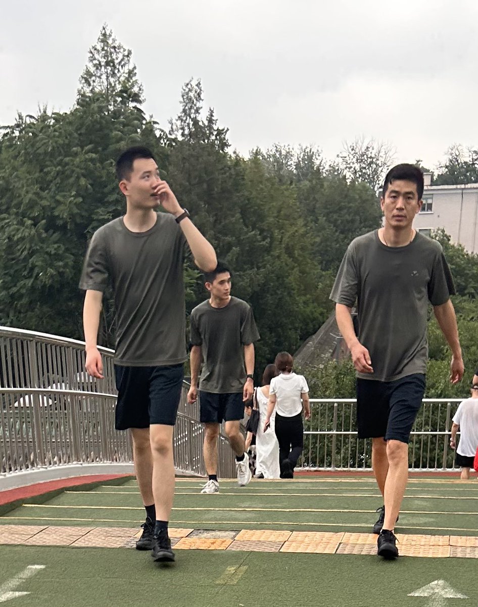 脚伸进兵哥哥的皮鞋的一瞬间，几把一下就硬了