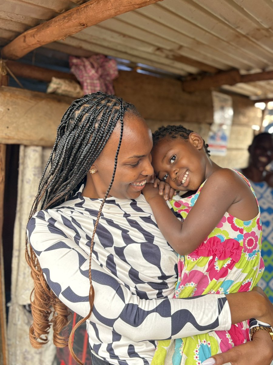 Lord_Mutuzo's tweet photo. I MADE MY FIRST SINGLE-MOTHER VISIT TODAY! ❤️

About a week ago, @AloikinOpoloje, @KobusingyeNora, and @ClaireNamara12 told me about a single mother of ten they had met at Wandegeya Police Station. They wanted me to meet her; but I knew I couldn’t show up empty-handed.

Today, we went back and met Nakirija: a warm, grateful mother who loves her children deeply. Her eldest, a bright young boy in Senior Six studying sciences on scholarship, has such a promising future.

Her second born, Michelle, is in Senior Five studying HLD/ICT. She dreams of becoming a lawyer. She got pregnant at 16 during COVID and now has a beautiful baby girl, Ella. Michelle is still struggling with school fees; we actually found her at home today because she couldn’t attend school. Her term’s fees at Kampala Secondary School are UGX 480,000.

The youngest siblings are not at school because they lack school fees. Nakirija got them a school in Mukono where they pay 90,000 a term. (I have forgotten the name🥹)

My heart is so full tonight ; full because I got to see these girls smile. Abby, one of Nakirija’s daughters, fell fast asleep in my arms. I’d like to believe she felt safe enough with me to rest.

But it’s also heavy, because more than anything, I want Michelle to finish her education and her siblings to stay in school; yet I can’t do it alone.

To everyone who helped us buy them groceries and clear Michelle and her little siblings school fees for this term, I am so, so grateful. May your pockets never run dry. ❤️🙏🏽

(Photos posted with their consent) 🙏🏽