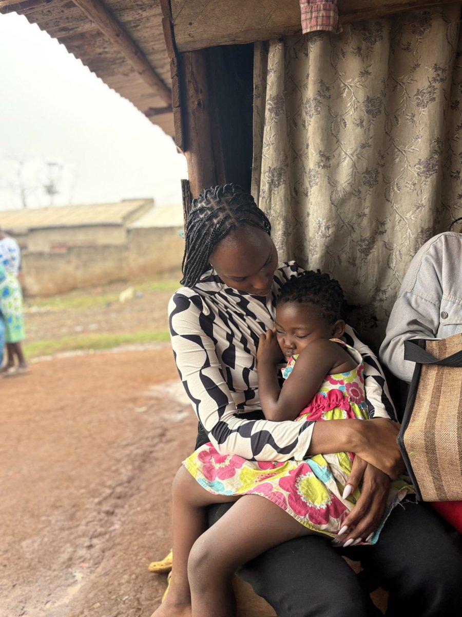 Lord_Mutuzo's tweet photo. I MADE MY FIRST SINGLE-MOTHER VISIT TODAY! ❤️

About a week ago, @AloikinOpoloje, @KobusingyeNora, and @ClaireNamara12 told me about a single mother of ten they had met at Wandegeya Police Station. They wanted me to meet her; but I knew I couldn’t show up empty-handed.

Today, we went back and met Nakirija: a warm, grateful mother who loves her children deeply. Her eldest, a bright young boy in Senior Six studying sciences on scholarship, has such a promising future.

Her second born, Michelle, is in Senior Five studying HLD/ICT. She dreams of becoming a lawyer. She got pregnant at 16 during COVID and now has a beautiful baby girl, Ella. Michelle is still struggling with school fees; we actually found her at home today because she couldn’t attend school. Her term’s fees at Kampala Secondary School are UGX 480,000.

The youngest siblings are not at school because they lack school fees. Nakirija got them a school in Mukono where they pay 90,000 a term. (I have forgotten the name🥹)

My heart is so full tonight ; full because I got to see these girls smile. Abby, one of Nakirija’s daughters, fell fast asleep in my arms. I’d like to believe she felt safe enough with me to rest.

But it’s also heavy, because more than anything, I want Michelle to finish her education and her siblings to stay in school; yet I can’t do it alone.

To everyone who helped us buy them groceries and clear Michelle and her little siblings school fees for this term, I am so, so grateful. May your pockets never run dry. ❤️🙏🏽

(Photos posted with their consent) 🙏🏽