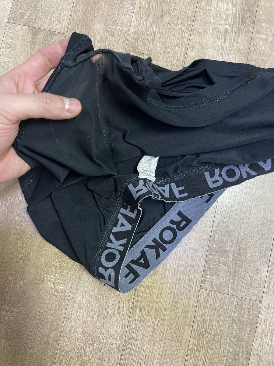 Sáng nay đi đám cưới, qua nhà trai vô wc đái thì gặp ngay sịp dơ của chú rễ,cặc nứng lên liền úp mặt vô hửi trời ơi mùi cặc nồng nặc,thèm rõ dãi nhưng k sục,mặc sịp dơ vô cặc cứng ngắt rồi ra ngoài ăn cưới tiếp vừa ăn vừa nứng