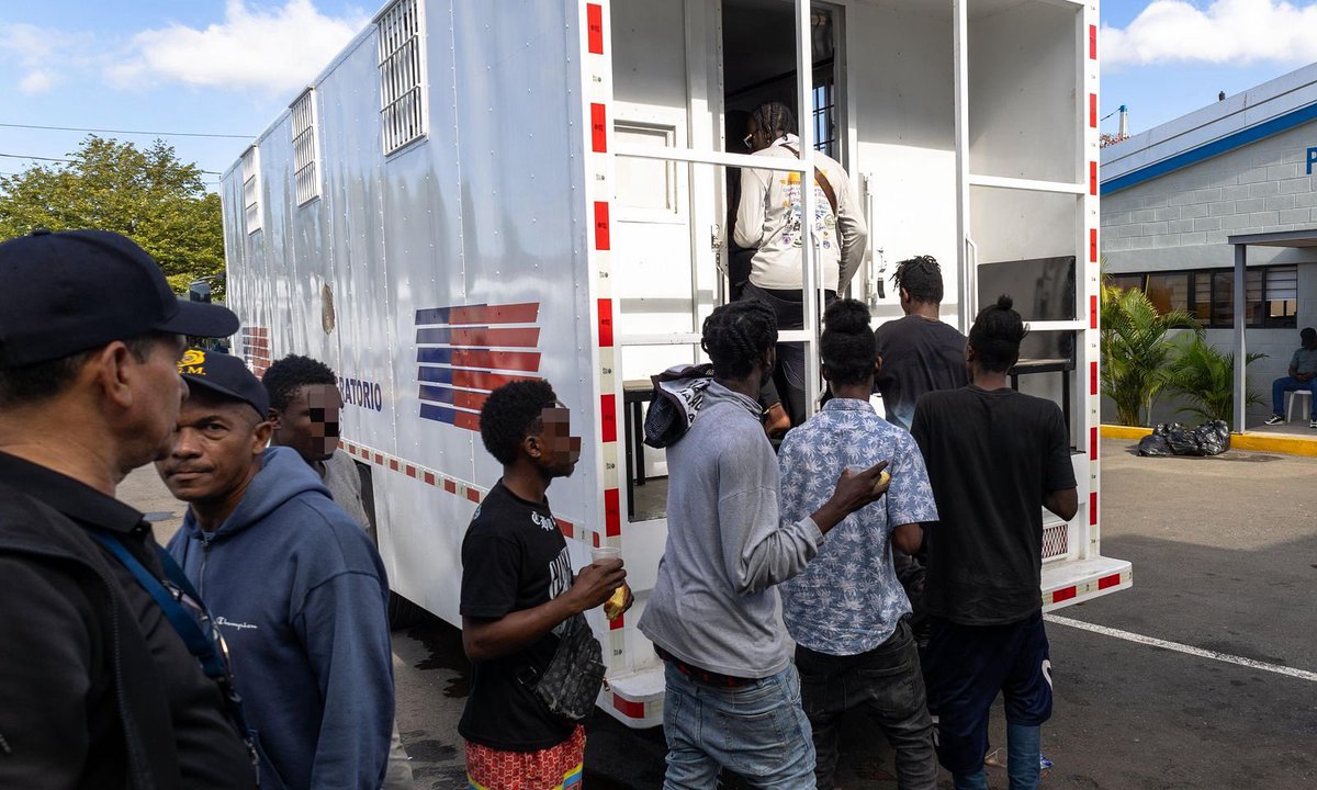 Detuvimos a 1,639 nacionales haitianos y repatriamos a 642 en operativos realizados en zonas clave del país, junto a las fuerzas de seguridad del Estado. Actuamos con apego a la Ley 285-04 y respeto a la dignidad humana.

#DGM
#MigracionRD