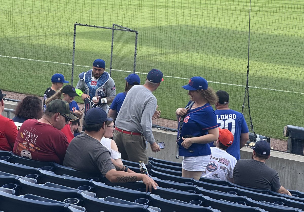 ericcsilverman's tweet image. Wanted to share this 📷 from last night in Worcester
Between games of the @SyracuseMets doubleheader, Francisco Alvarez took time to sign balls for young fans who had been cheering him on
A moment these kids will never forget & show Alvarez’s character
I’ll always root for him